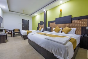 Habitación triple Deluxe, 1 cama Queen size, para no fumadores | Escritorio, insonorización, wifi gratis y ropa de cama 