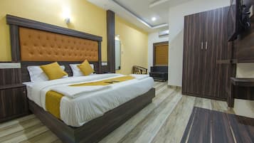 Deluxe Double Room, 1 Double Bed, Non Smoking | Desk, soundproofing, free WiFi, bed sheets