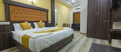 Habitación doble Deluxe, 1 cama matrimonial, para no fumadores | Escritorio, insonorización, wifi gratis y ropa de cama