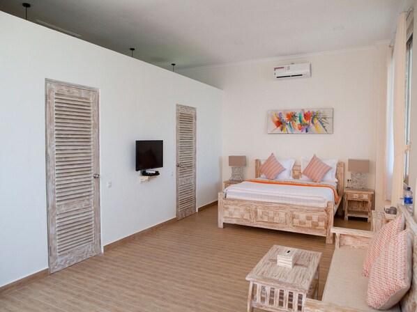 1 bedroom, iron/ironing board, internet, bed sheets - DeLuxe Double Room with sea-view veranda in 11-bedroom beachfront compound (Bali)