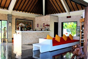Lobby - DeLuxe Double Room with sea-view veranda in 11-bedroom beachfront compound (Bali)