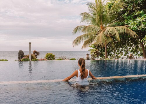 DeLuxe Double Room with sea-view veranda in 11-bedroom beachfront compound