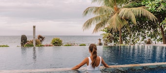 DeLuxe Double Room with sea-view veranda in 11-bedroom beachfront compound