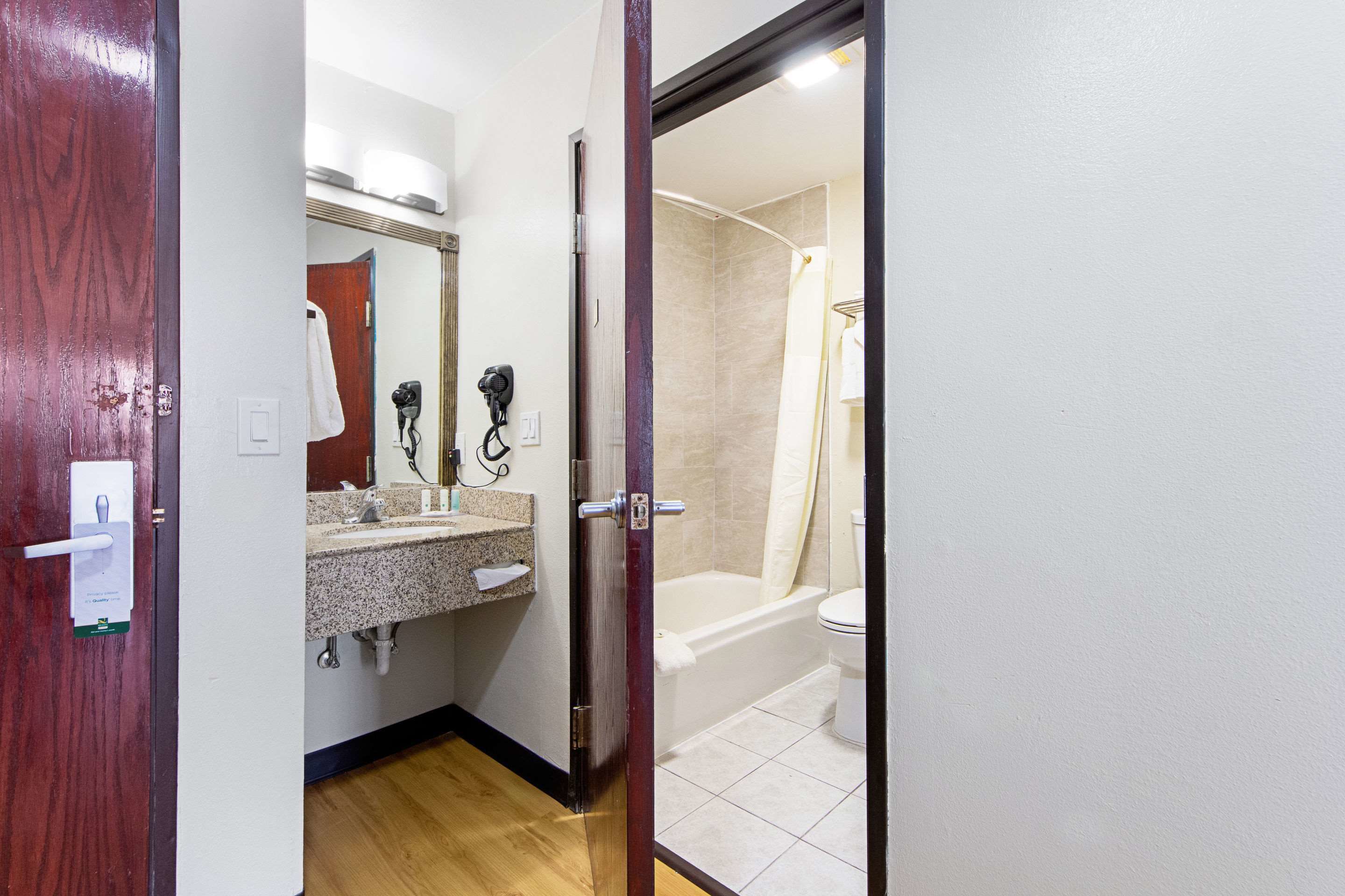Chambre Standard, 2 grands lits, non-fumeur | Salle de bain | Articles de toilette (gratuits), séchoir à cheveux, serviettes fournies