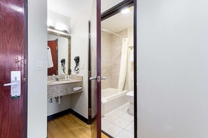 Quarto standard, 2 camas Queen, para não fumantes | Banheiro | Produtos de toalete grátis, secador de cabelo, toalhas de banho 