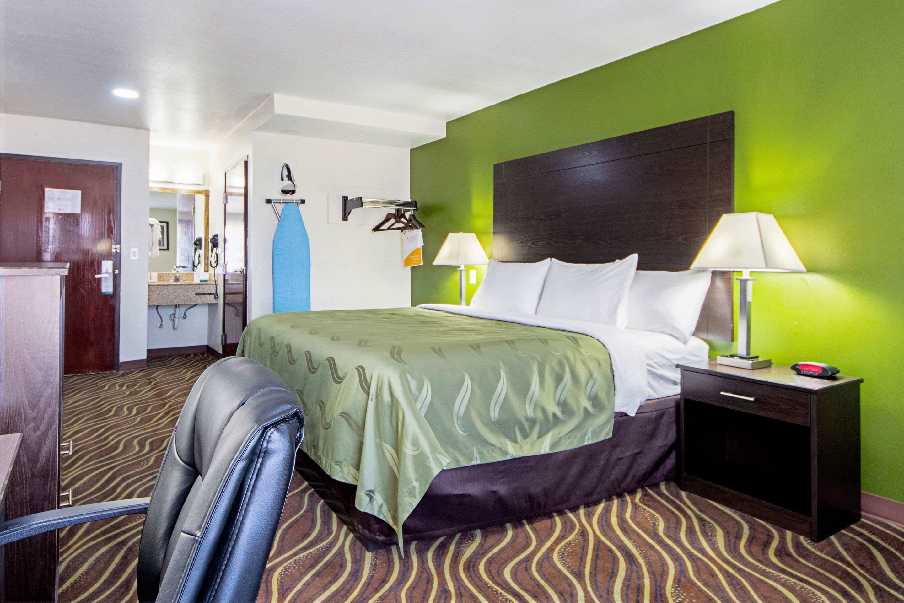 Standard Room, 1 King Bed, Non Smoking | Desk, laptop workspace, blackout drapes, iron/ironing board