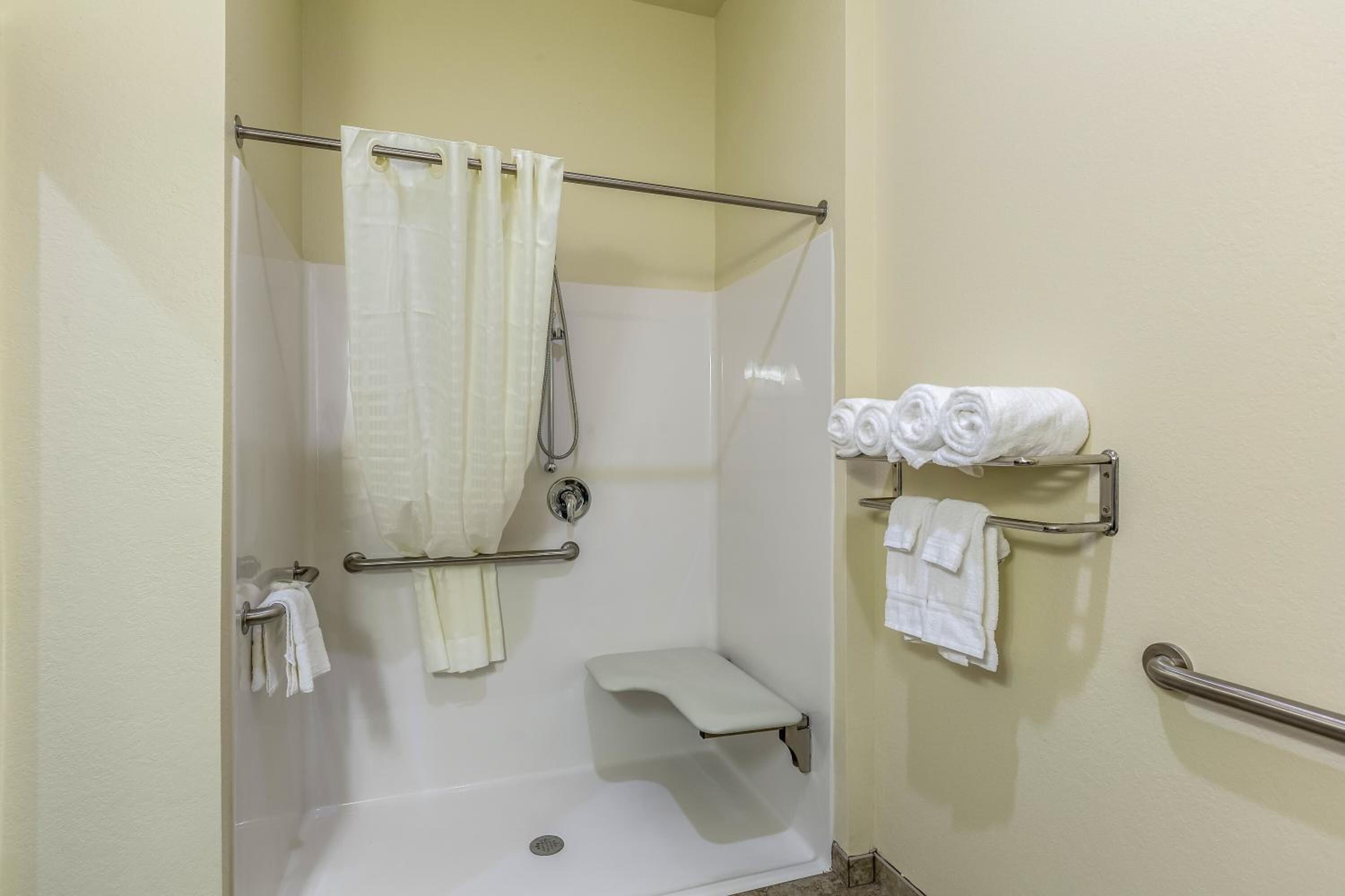 combined shower/bathtub, towels