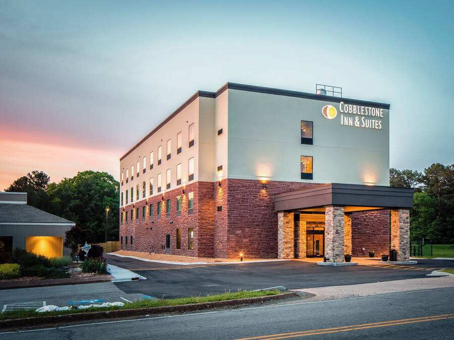 Edificio de Cobblestone Inn & Suites con fachada de ladrillo y techo plano.