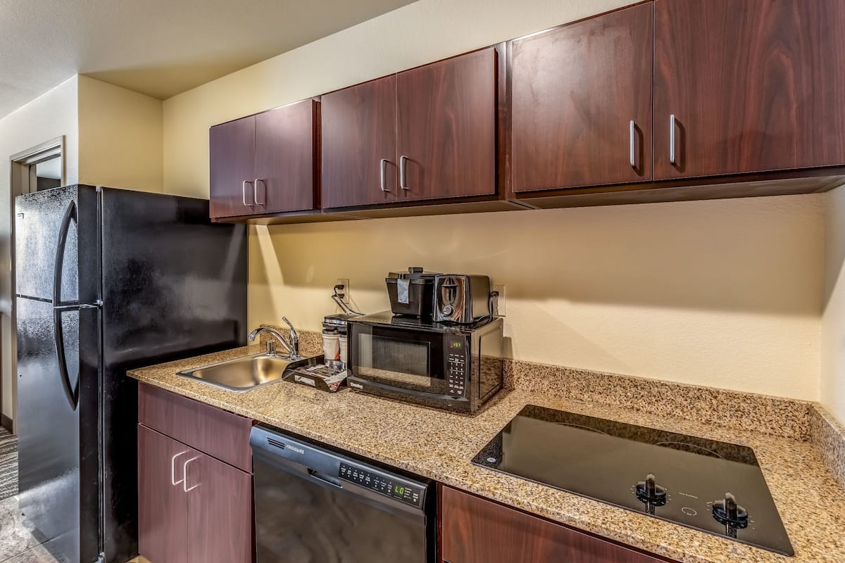 suite, multiple beds, non smoking | private kitchenette | microwave, coffee/tea maker, freezer