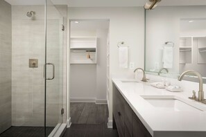 Suite, 2 Schlafzimmer | Dusche im Bad