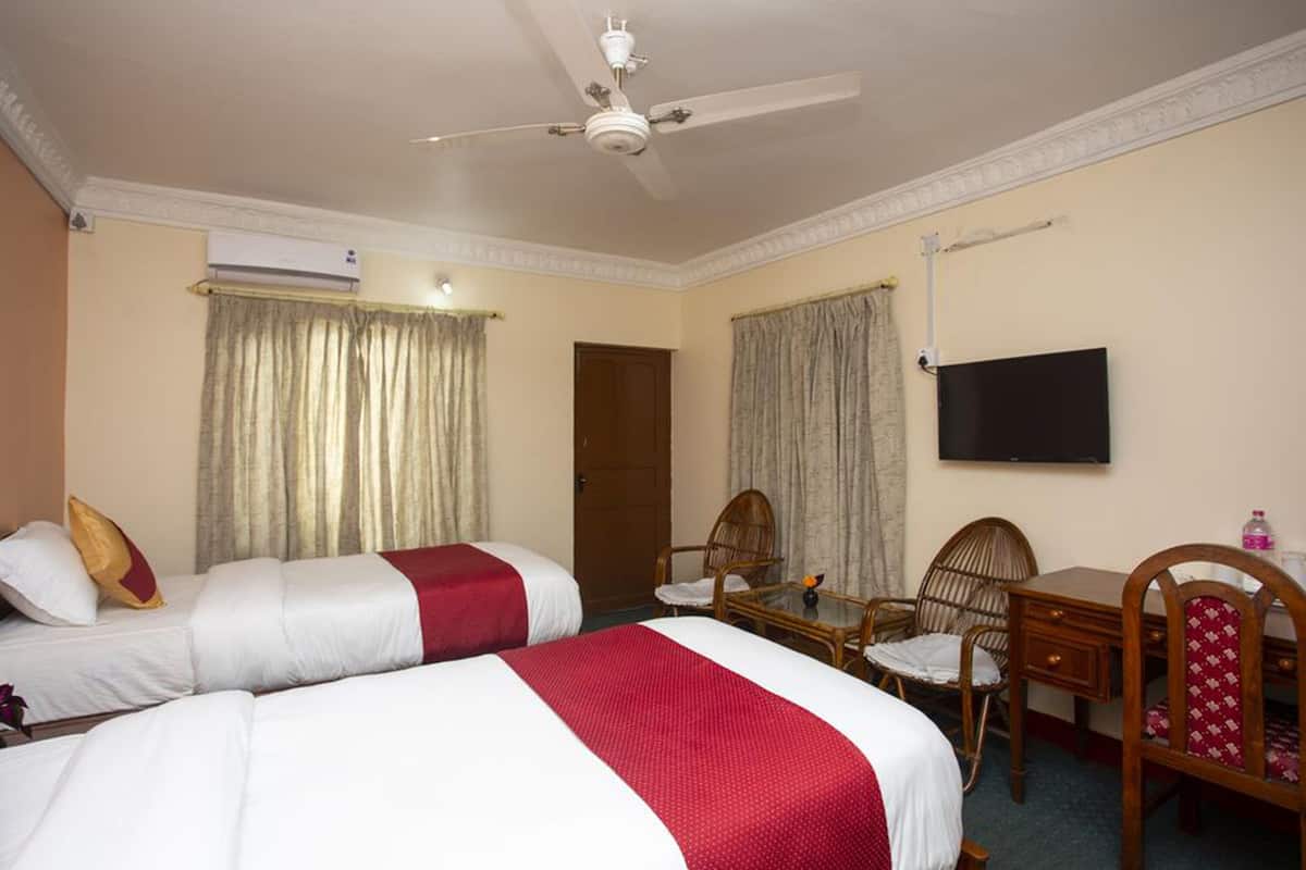 Deluxe Double or Twin Room, Non Smoking | 2 bedrooms, in-room safe, desk, soundproofing