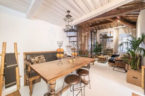 Apartment, 2 Schlafzimmer | Essbereich im Zimmer