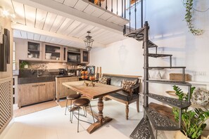 Apartment, 2 Schlafzimmer | Eigene Küche | Großer Kühlschrank, Herdplatte, Kochgeschirr/Geschirr/Besteck