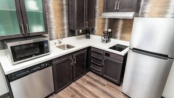 Full-sized fridge, microwave, stovetop, dishwasher