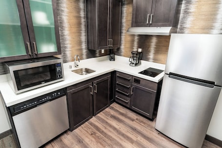 Refrigerador con freezer, microondas, placa de cocina, lavavajillas