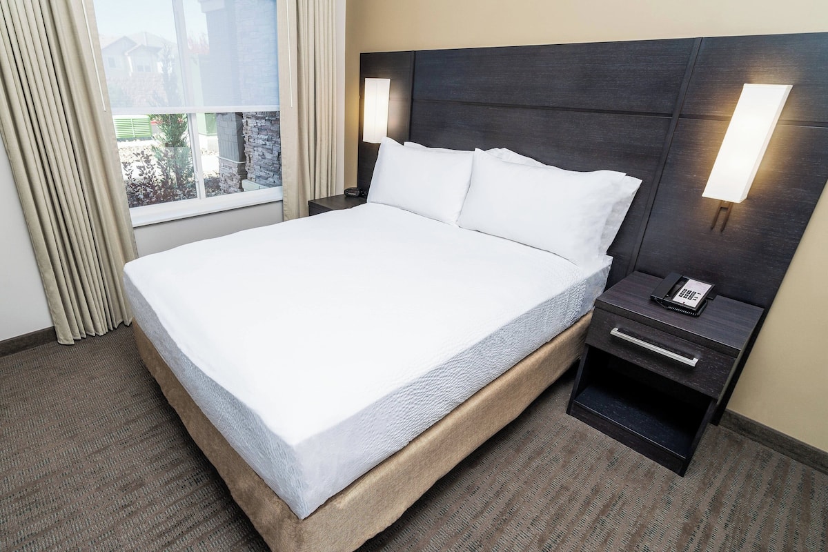 1 bedroom, in-room safe, desk, blackout curtains