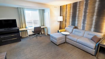 Studio Suite, 1 King Bed with Sofa bed | Living room