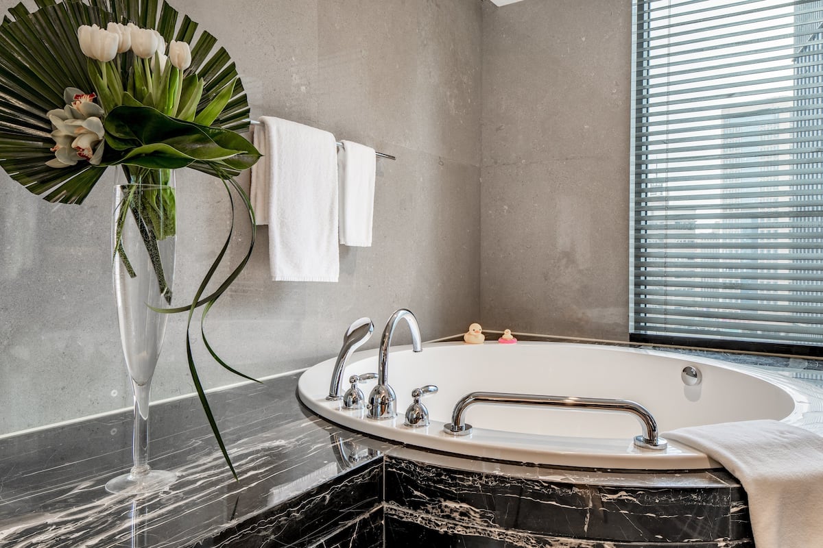 Deep-soaking bathtub