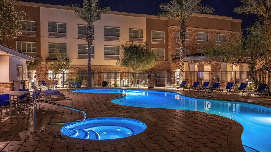 Holiday Inn Express & Suites Phoenix East - Gilbert by IHG