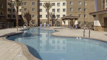 Alberca al aire libre y camas balinesas gratuitas