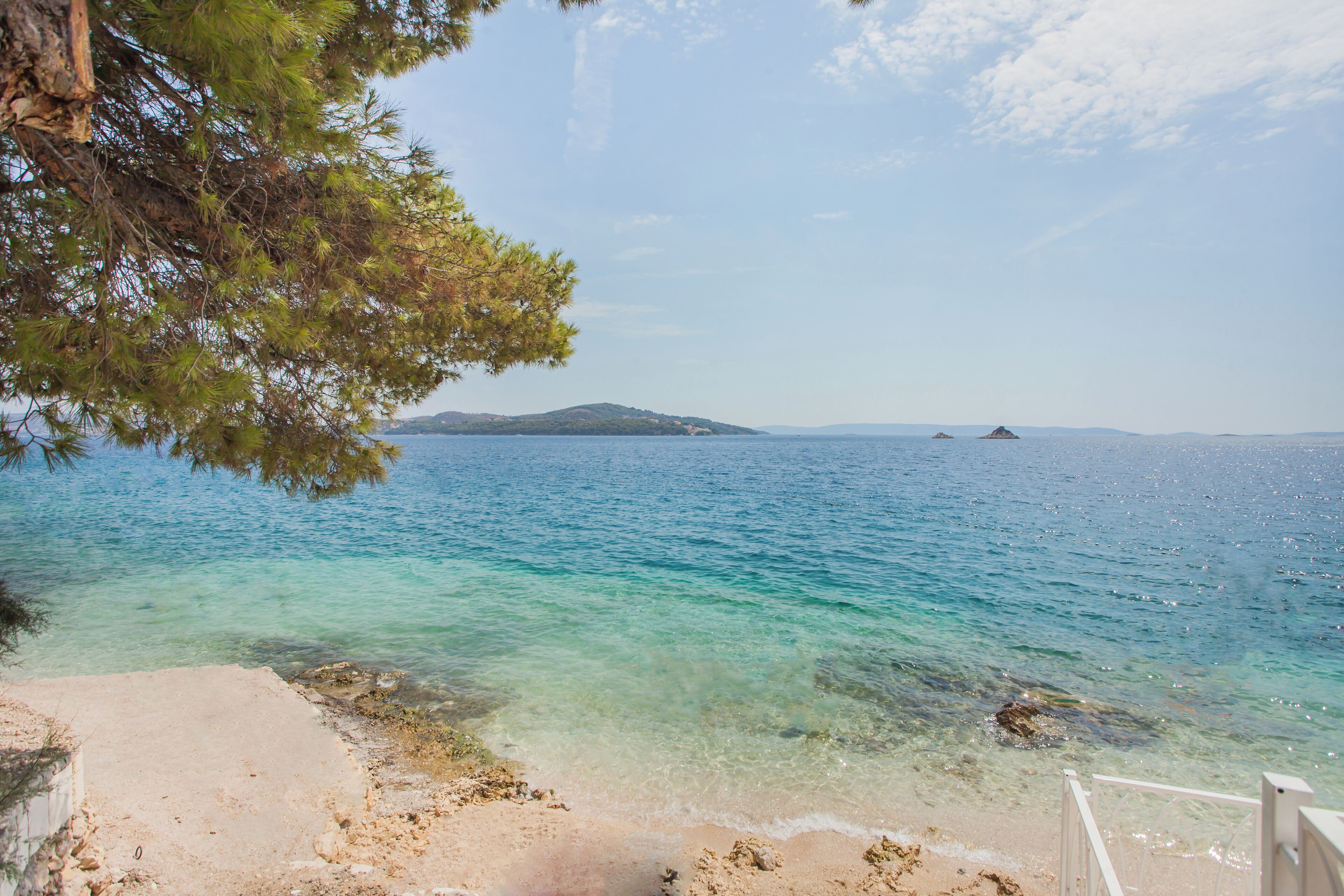 På stranden, solsenger og parasoller