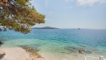 在海滩、沙滩椅、海滩遮阳伞