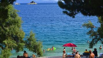 En la playa, camastros y sombrillas