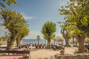 2 restaurants; ze serveren er ontbijt, lunch en diner 