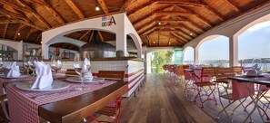 2 restaurantes, se sirven desayunos, comidas, cenas y cocina italiana
