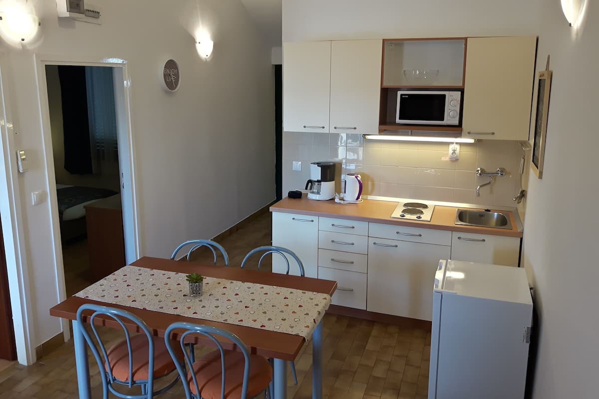 Economy Apartment, 2 Bedrooms | Private kitchen