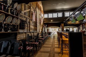 5 bares o lounges, bar de cervezas, bar de cocteles