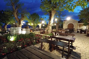 2 restaurants servant le déjeuner, le dîner et le souper