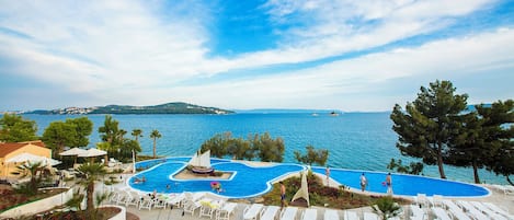 Außenpool, geöffnet von 09:00 Uhr bis 19:00 Uhr, Sonnenschirme