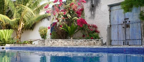 Una piscina al aire libre