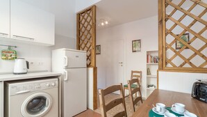 Appartement, 2 chambres | Repas dans la chambre