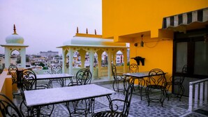 Una terraza con mobiliario exterior, vistas a la ciudad y elementos arquitectónicos tradicionales.
