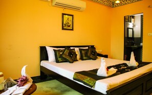 Deluxe Double Room | Egyptian cotton sheets, premium bedding, down comforters - Nahar Singh Haveli (Jaipur)
