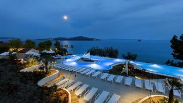 Utendørsbasseng, bassengparasoller og solsenger