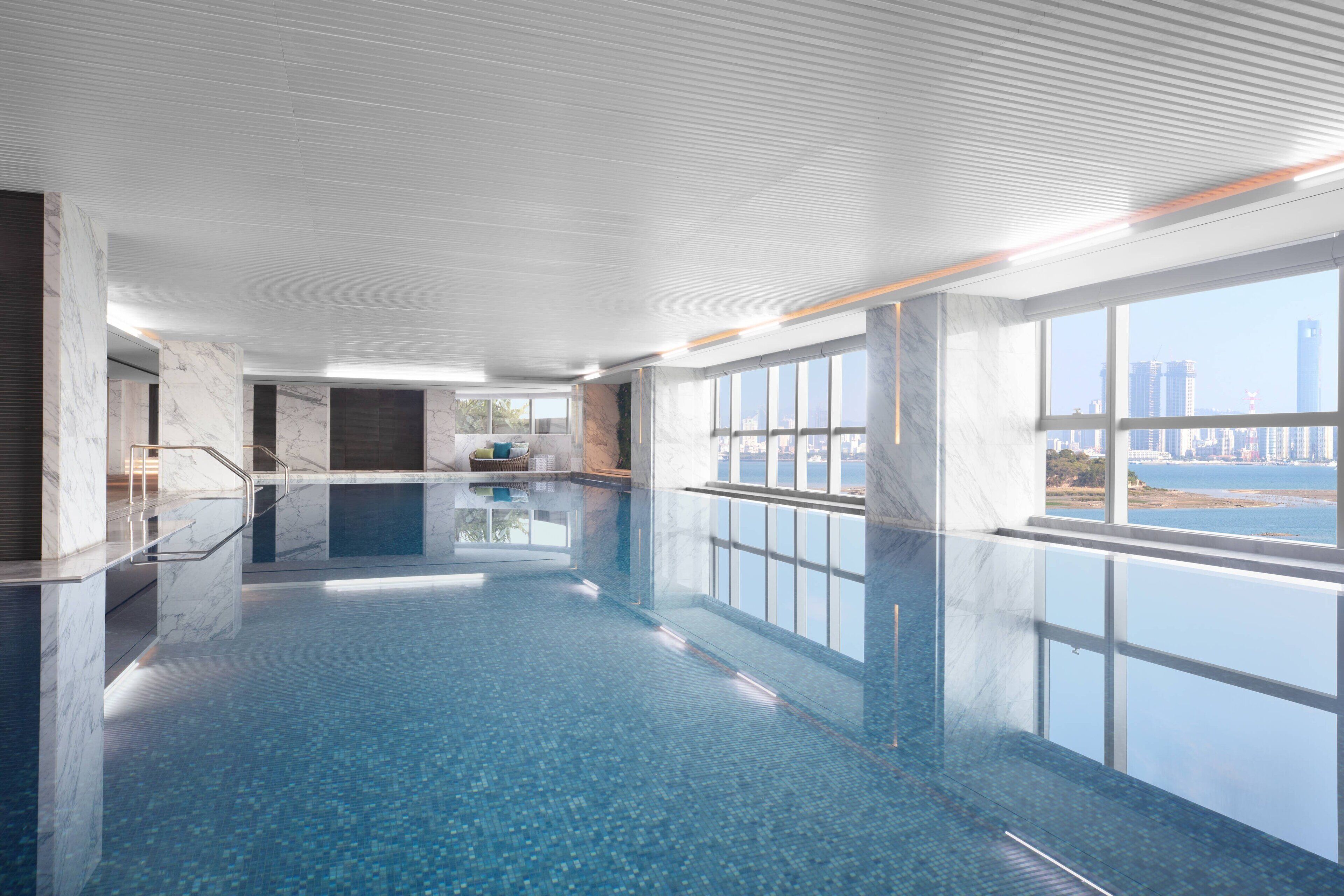 室内游泳池，季节性开放的室外游泳池