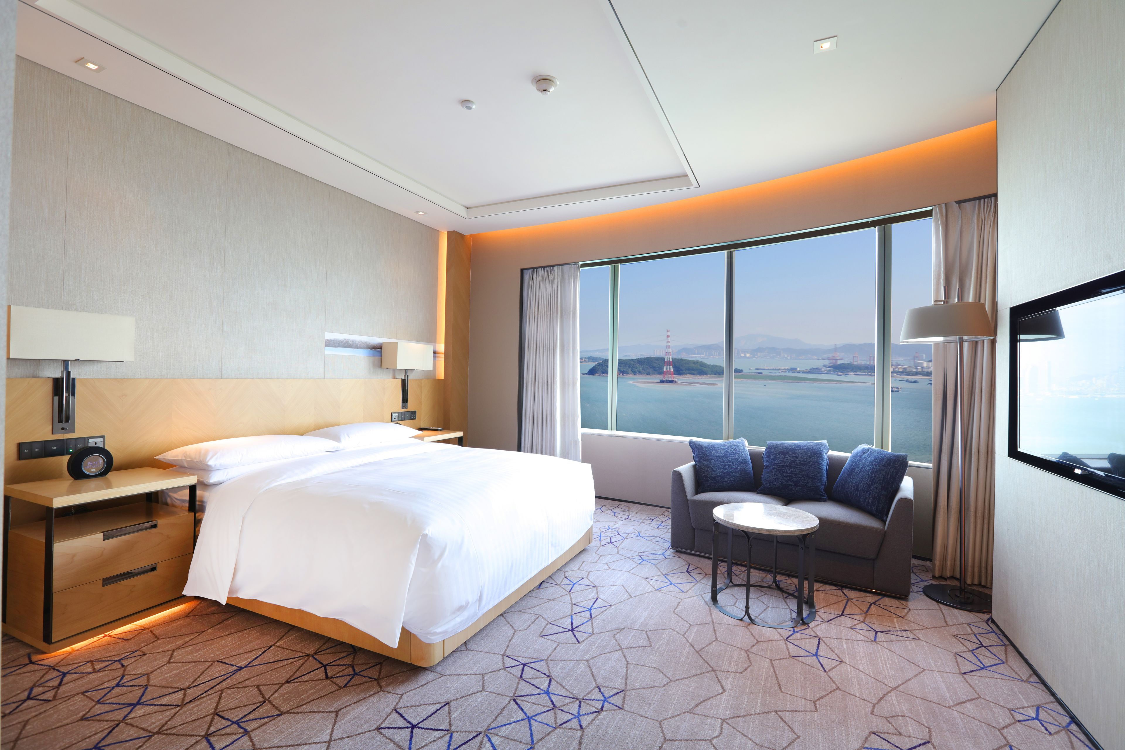 行政套房, 1 间卧室 | 防过敏的被褥、客房内保险箱、办公桌、熨斗/熨衣板