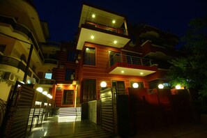 Fachada de la propiedad por la tarde o noche