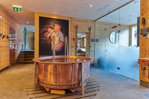 Un sauna, una bañera de hidromasaje, baño turco