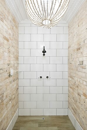 Bathroom shower - Manly Waves Studios & Apartments (Manly)