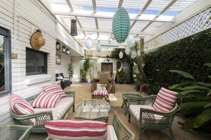 Courtyard - Manly Waves Studios & Apartments (Manly)