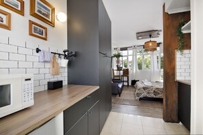 Deluxe Designer Studio | Private kitchenette | Fridge, microwave, electric kettle, toaster - Manly Waves Studios & Apartments (Manly)