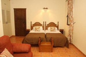 Camera con letto matrimoniale o 2 letti singoli, non fumatori, vista montagna | Una scrivania, tende oscuranti, ferro/asse da stiro, Wi-Fi gratuito