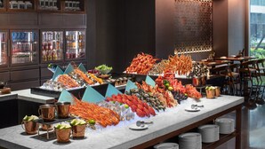 Un buffet proposant des fruits de mer et des fruits, un bar et un espace réservé aux clients.
