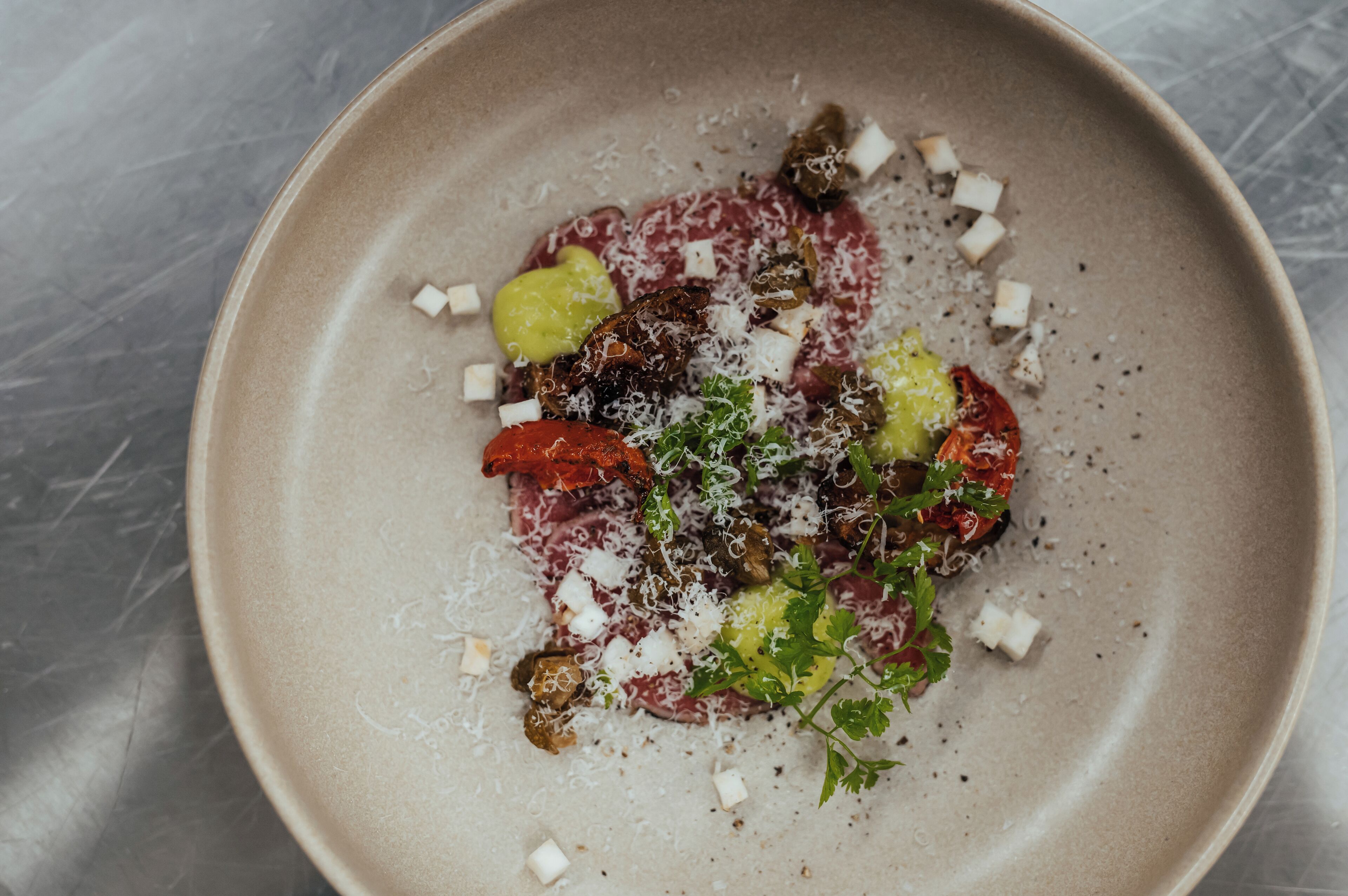 Un plato de comida con diversos ingredientes.
