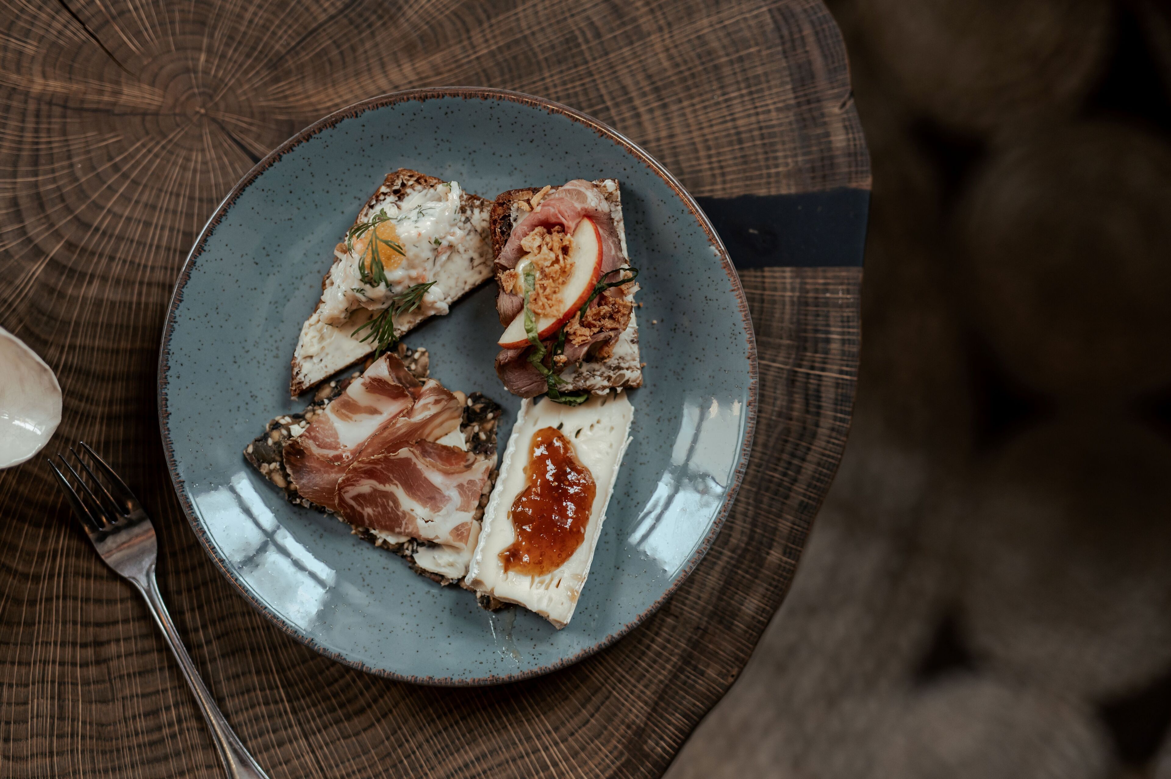 Un plato con diferentes alimentos sobre una mesa.