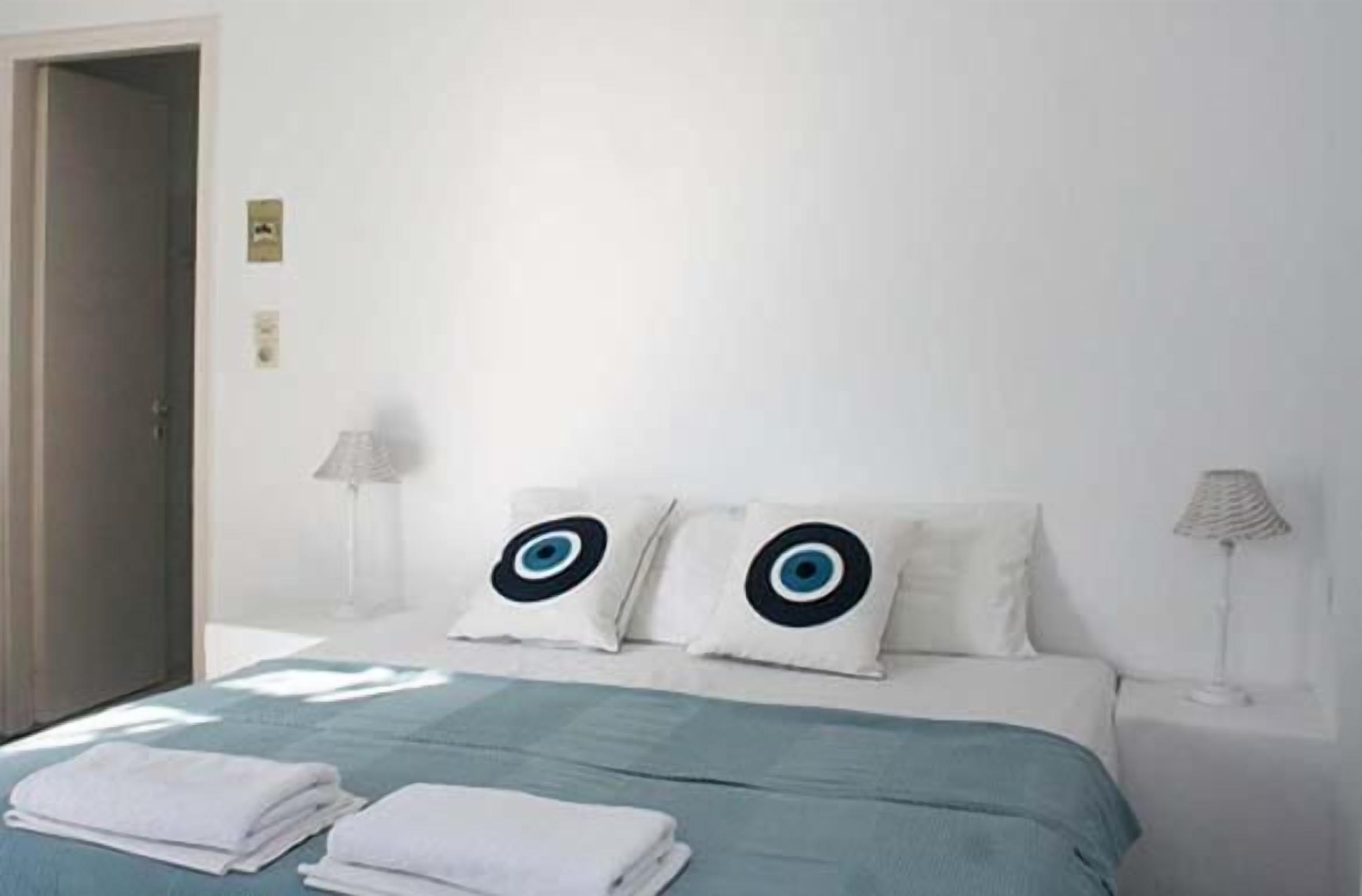 Minibar, free WiFi, bed sheets